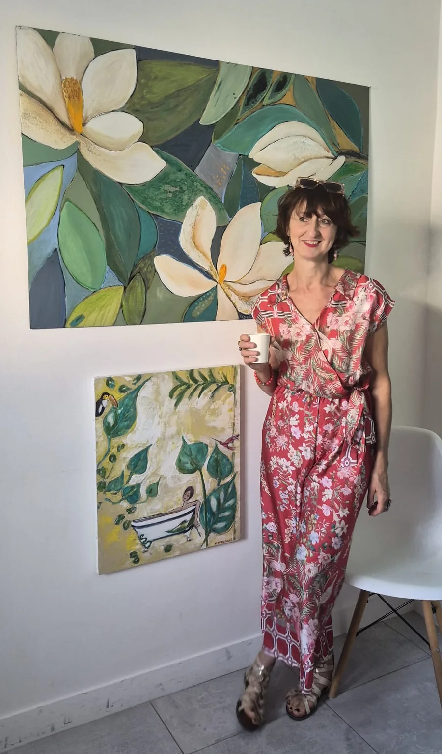 Artiste devant ses tableaux de magnolias à la Maison Floribel