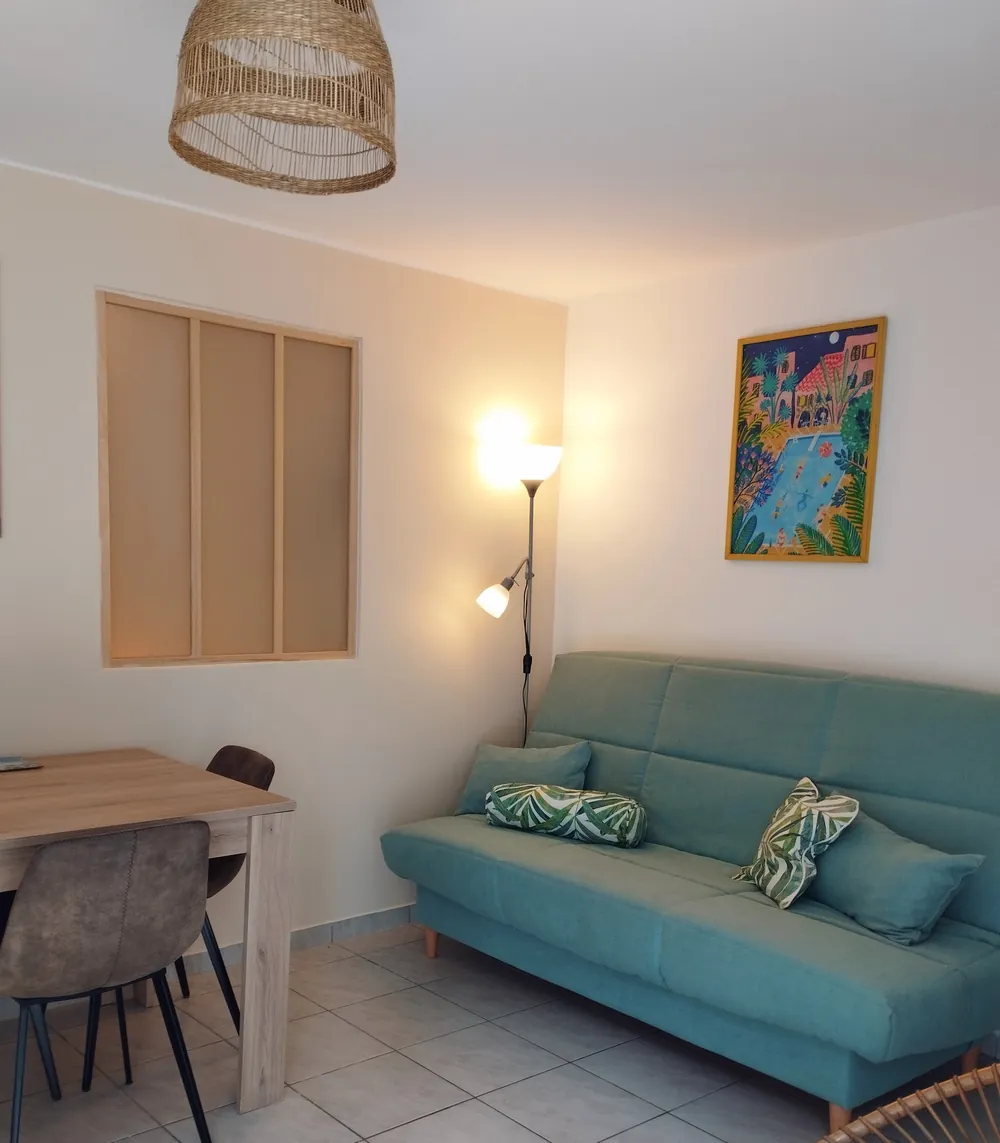 Séjour du Gîte l’Olivier avec canapé-lit